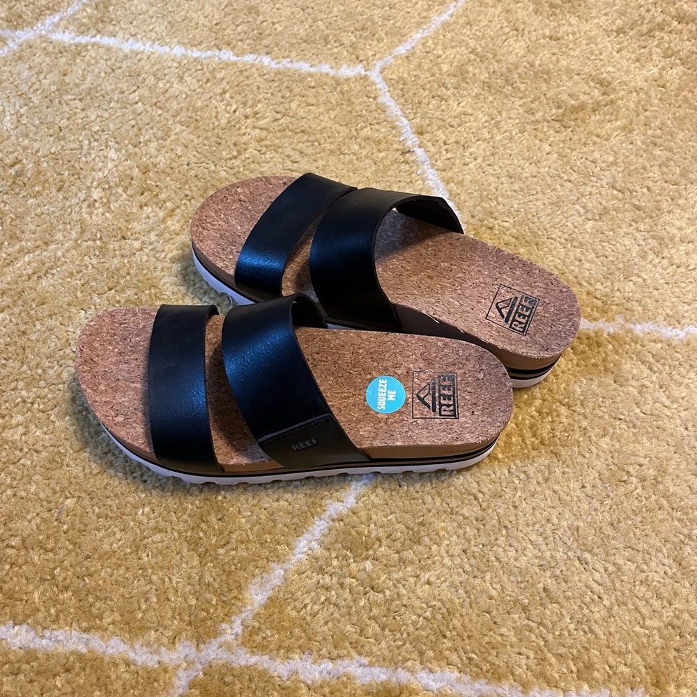 REEF Women’s black sandals